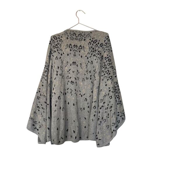 Cabi Gigi knit cape gray animal print one size - Picture 4 of 5